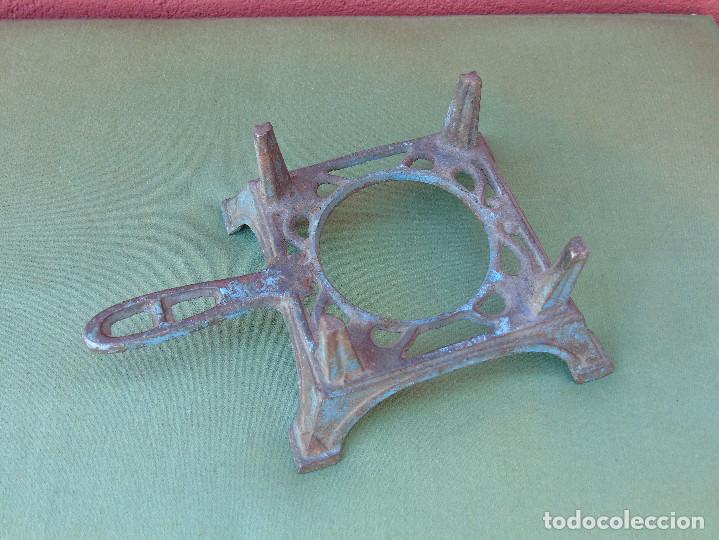 Antig&uuml;edades: ANTIGUA BASE DE INFERNILLO DE HIERRO. MARCA: S. - Foto 3