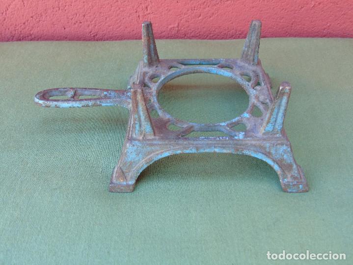 Antig&uuml;edades: ANTIGUA BASE DE INFERNILLO DE HIERRO. MARCA: S. - Foto 4