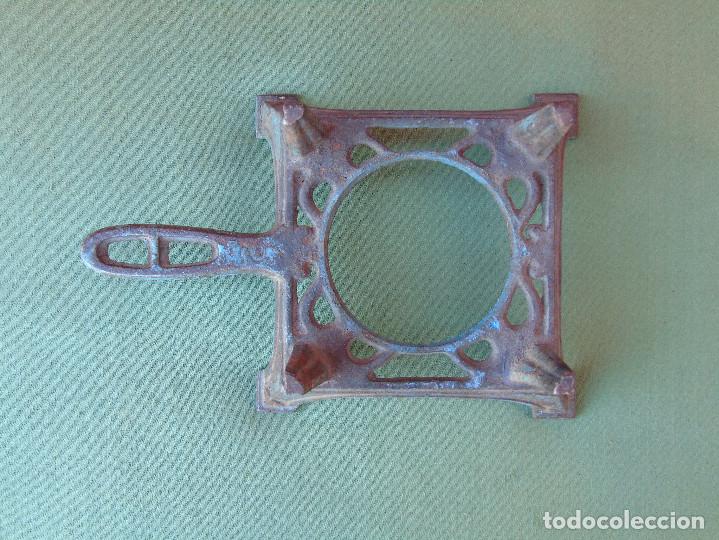 Antig&uuml;edades: ANTIGUA BASE DE INFERNILLO DE HIERRO. MARCA: S. - Foto 5