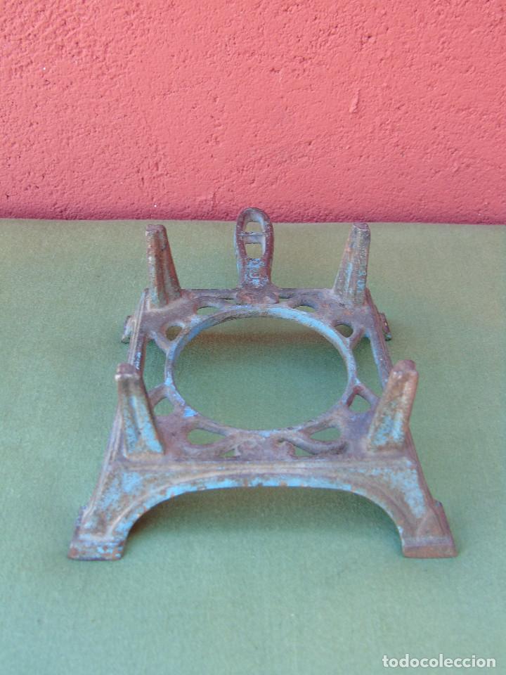 Antig&uuml;edades: ANTIGUA BASE DE INFERNILLO DE HIERRO. MARCA: S. - Foto 6
