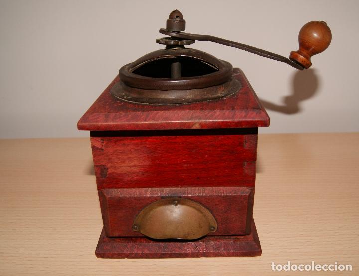 Antiquit&eacute;s: Antiguo molinillo de caf&eacute; en madera y metal.