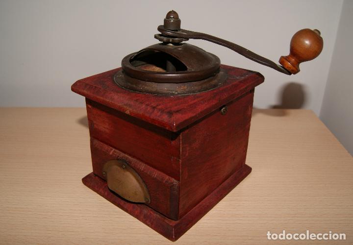 Antig&uuml;edades: Antiguo molinillo de caf&eacute; en madera y metal. - Foto 2