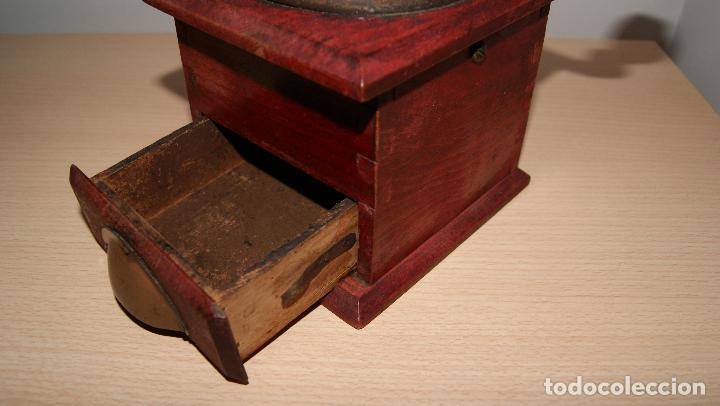 Antig&uuml;edades: Antiguo molinillo de caf&eacute; en madera y metal. - Foto 3