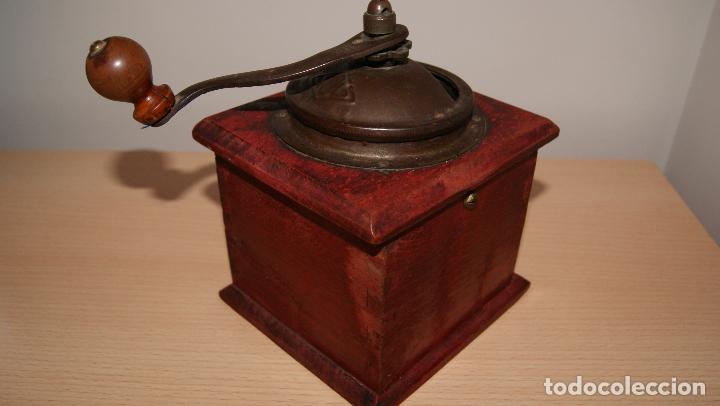 Antig&uuml;edades: Antiguo molinillo de caf&eacute; en madera y metal. - Foto 4