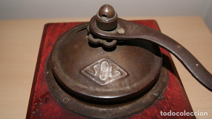 Antig&uuml;edades: Antiguo molinillo de caf&eacute; en madera y metal. - Foto 5