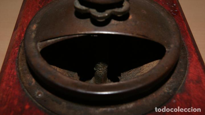 Antig&uuml;edades: Antiguo molinillo de caf&eacute; en madera y metal. - Foto 6