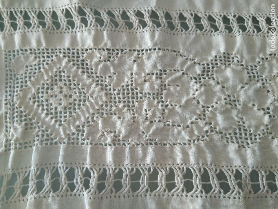 Antiguidades: TOALLA DE LINO CON BORDADOS EN VAINICA