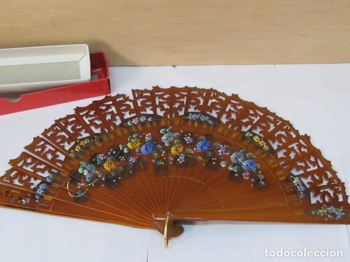 Antig&uuml;edades: ABANICO DE MADERA PINTADO A MANO - Foto 1
