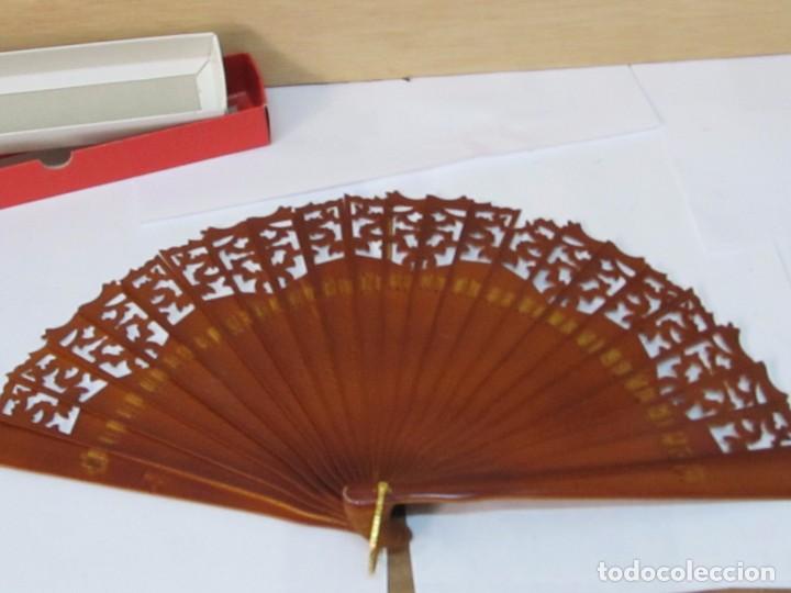 Antig&uuml;edades: ABANICO DE MADERA PINTADO A MANO - Foto 2