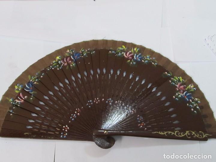 Antig&uuml;edades: ABANICO DE MADERA PINTADO A MANO - Foto 1