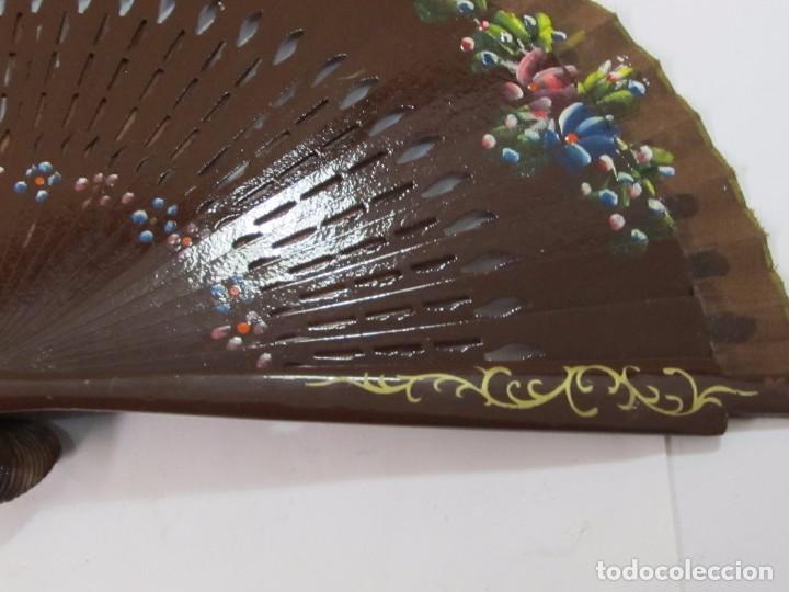 Antig&uuml;edades: ABANICO DE MADERA PINTADO A MANO - Foto 2