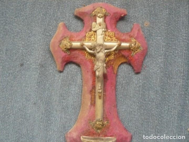 Antig&uuml;edades: Cruz de pared de 22 cms. con benditera - Foto 2