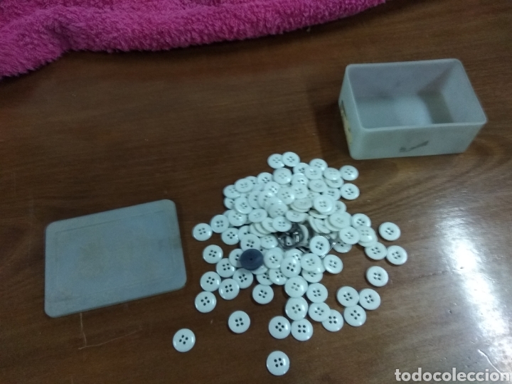 Antig&uuml;edades: Caja botones blancos - Foto 1