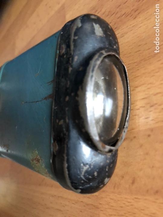 Antig&uuml;edades: Antigua linterna con pila hellesens - Foto 2