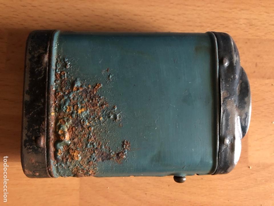 Antig&uuml;edades: Antigua linterna con pila hellesens - Foto 4