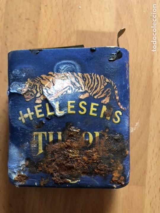 Antig&uuml;edades: Antigua linterna con pila hellesens - Foto 5