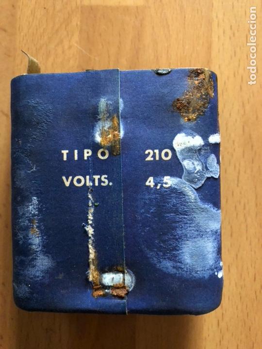 Antig&uuml;edades: Antigua linterna con pila hellesens - Foto 6