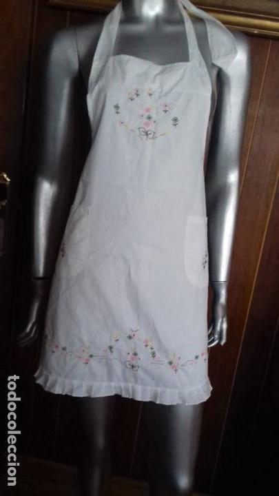 Antig&uuml;edades: ANTIGUO Y BONITO DELANTAL BORDADO A MAQUINA.