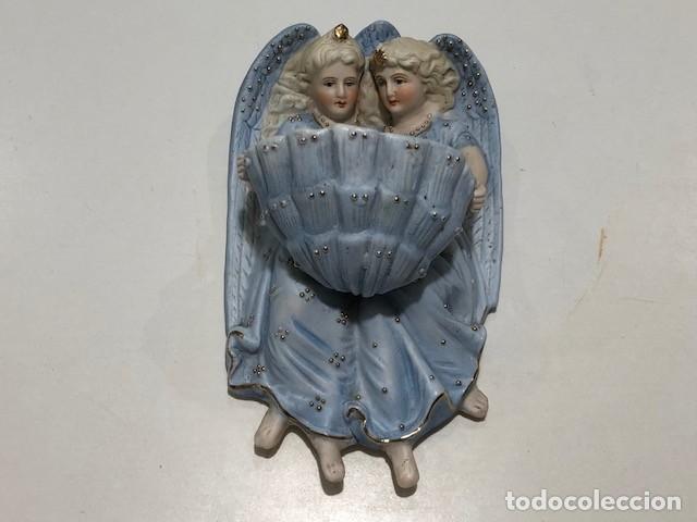 Antig&uuml;edades: Benditera con dos &aacute;ngeles en azul - Foto 1