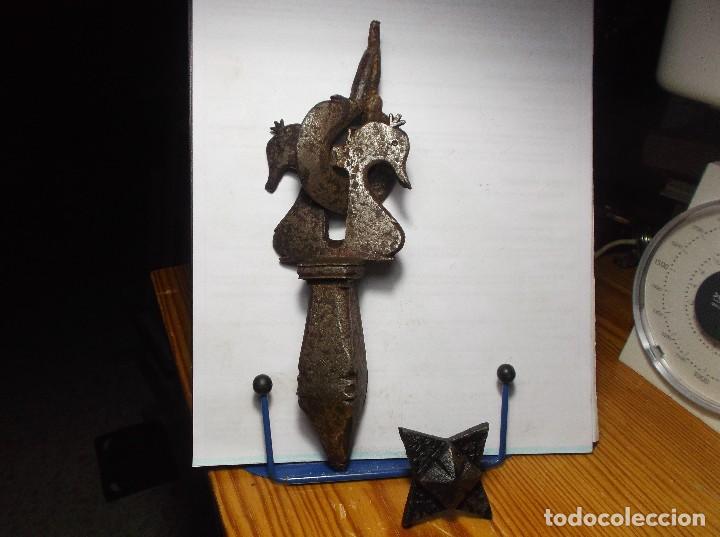 Antiquit&eacute;s: ALDABA - LLAMADOR DE HIERRO PARA PORTON DE MADERA. - ANTIGUO.