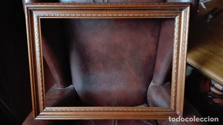 Antig&uuml;edades: Marco en color de la madera con grecas en relieve. - Foto 1