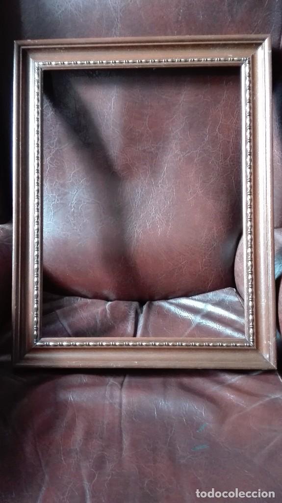 Antig&uuml;edades: Marco en color de la madera con greca dorada. - Foto 1