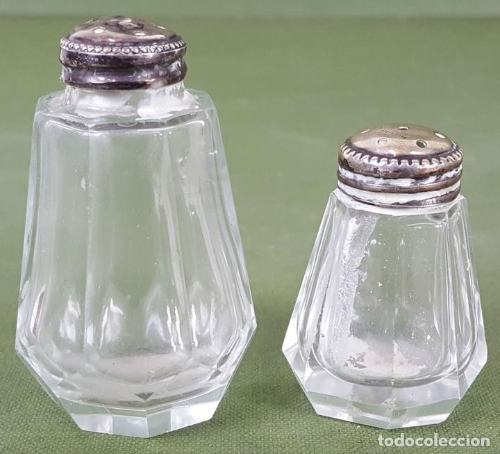 Antiquit&eacute;s: PAREJA DE SALEROS. CRISTAL FACETADO. TAPONES DE PLATA. CIRCA 1960.