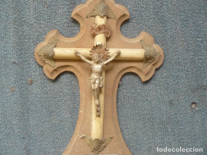 Antig&uuml;edades: Benditera de madera y Cristo de plata  Siglo XIX - Foto 2