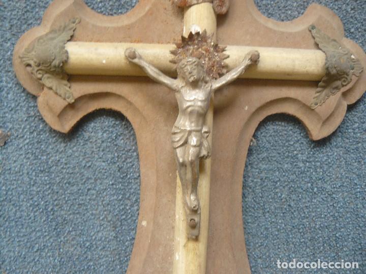 Antig&uuml;edades: Benditera de madera y Cristo de plata  Siglo XIX - Foto 3