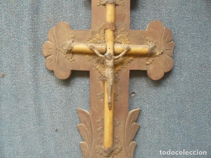 Antig&uuml;edades: BENDITERA MET&Aacute;LICA SOBRE BASE DE MADERA - Foto 2