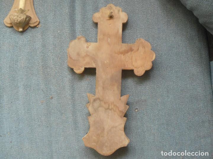 Antig&uuml;edades: BENDITERA MET&Aacute;LICA SOBRE BASE DE MADERA - Foto 4
