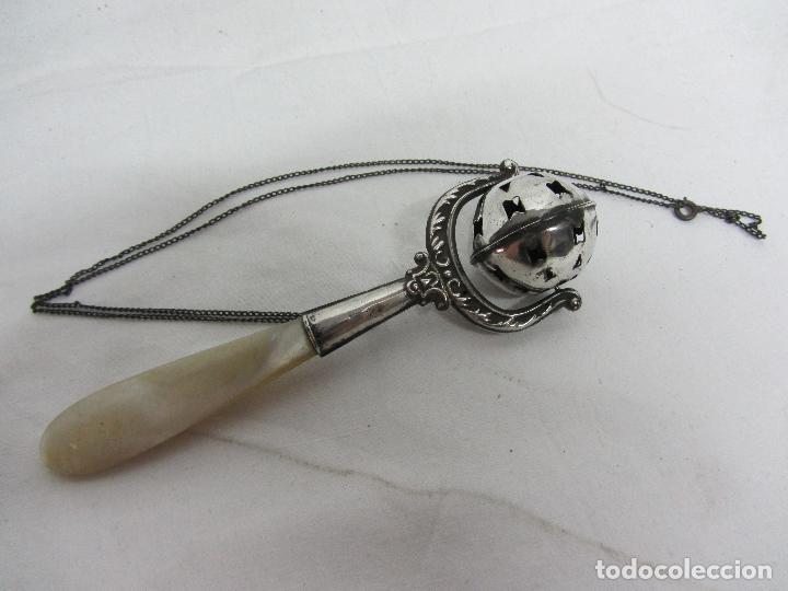 Antig&uuml;edades: Sonajero en plata y n&aacute;car - Foto 2