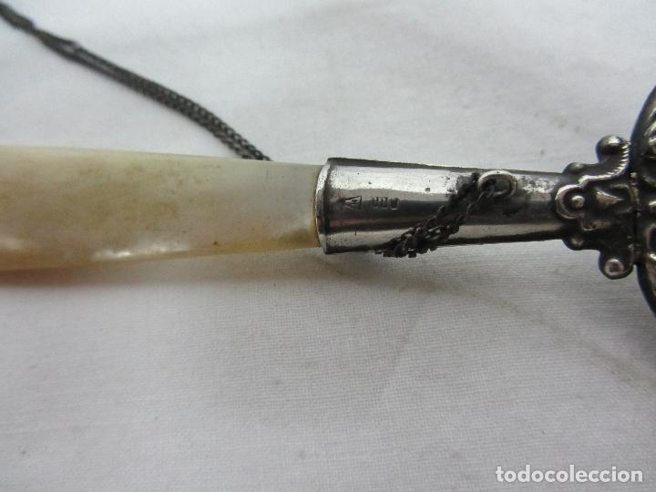 Antig&uuml;edades: Sonajero en plata y n&aacute;car - Foto 3