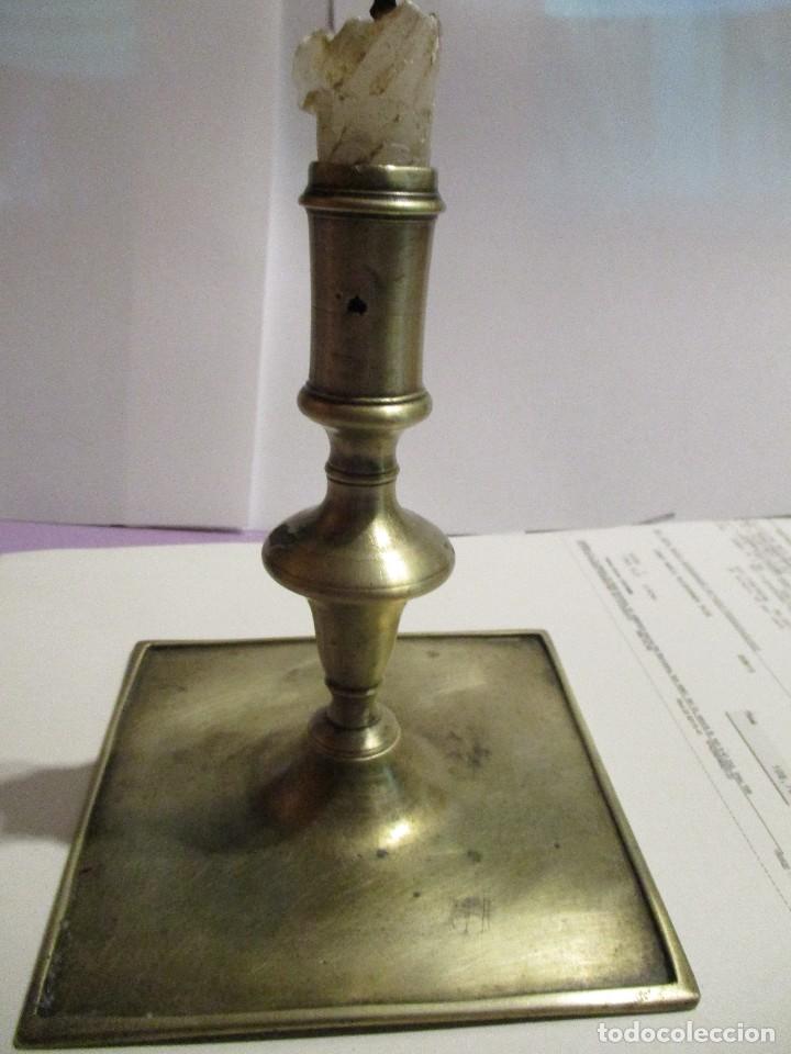 Antig&uuml;edades: candelabro portavelas de lat&oacute;n - Foto 1