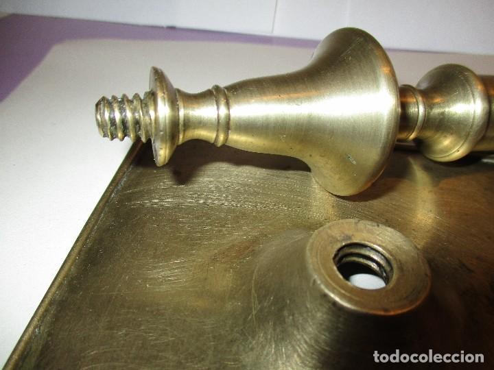 Antig&uuml;edades: candelabro portavelas de lat&oacute;n - Foto 3