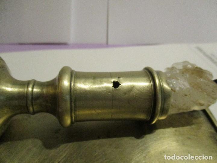 Antig&uuml;edades: candelabro portavelas de lat&oacute;n - Foto 4