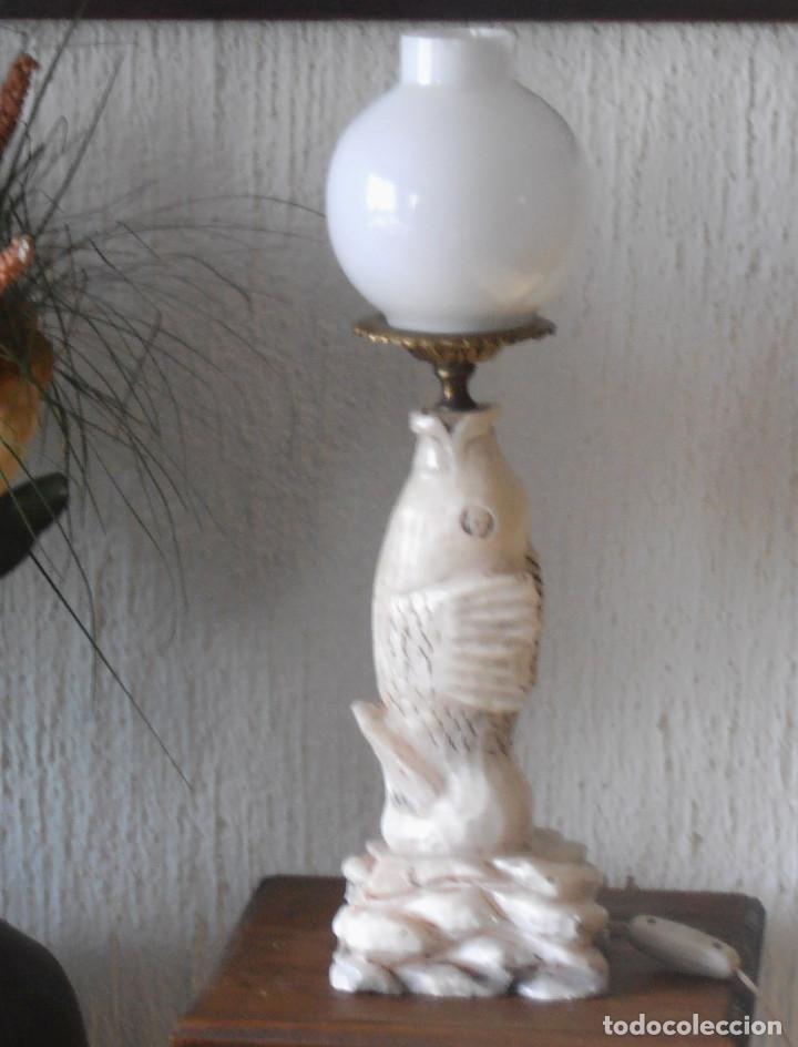 Antig&uuml;edades: LAMPARA DE MESA CON PEZ DE ALABASTRO Y TULIPA DE OPALINA - Foto 1
