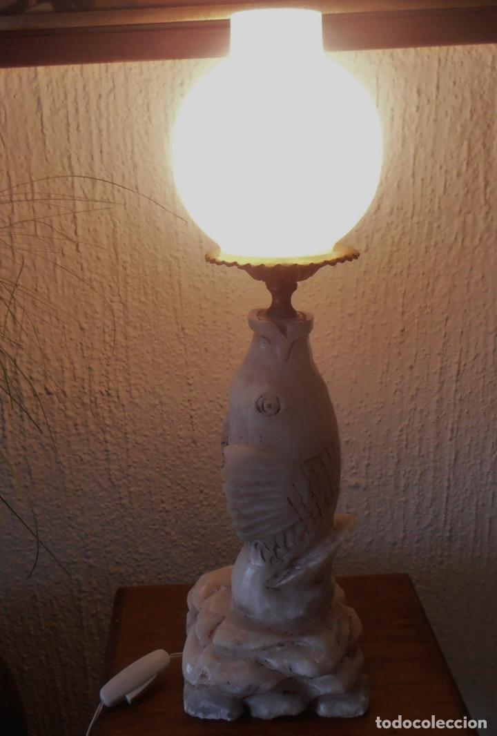 Antig&uuml;edades: LAMPARA DE MESA CON PEZ DE ALABASTRO Y TULIPA DE OPALINA - Foto 3