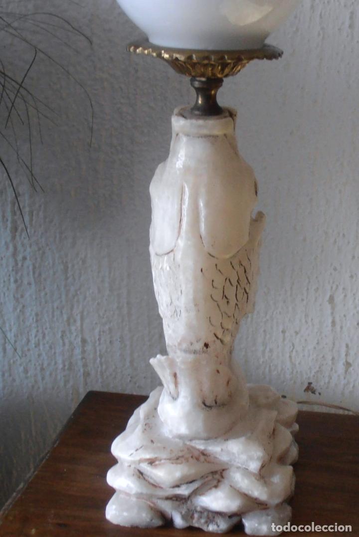 Antig&uuml;edades: LAMPARA DE MESA CON PEZ DE ALABASTRO Y TULIPA DE OPALINA - Foto 5