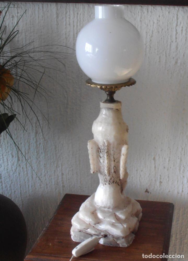 Antig&uuml;edades: LAMPARA DE MESA CON PEZ DE ALABASTRO Y TULIPA DE OPALINA - Foto 6