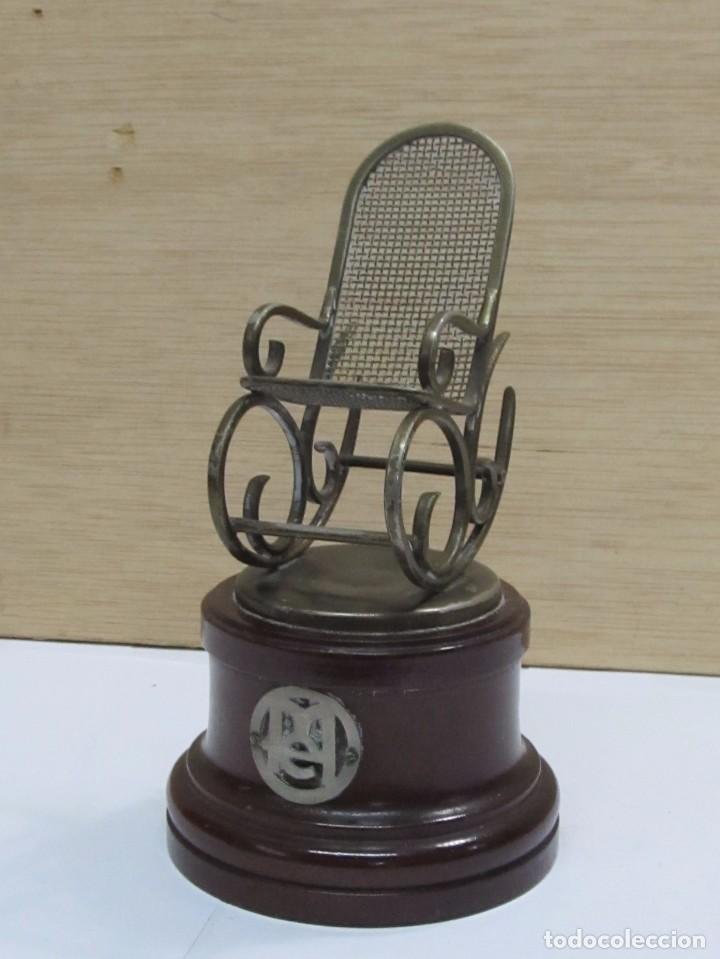 Antig&uuml;edades: FIGURA SILLA ANTIGUA CON PIE DE MADERA - Foto 1