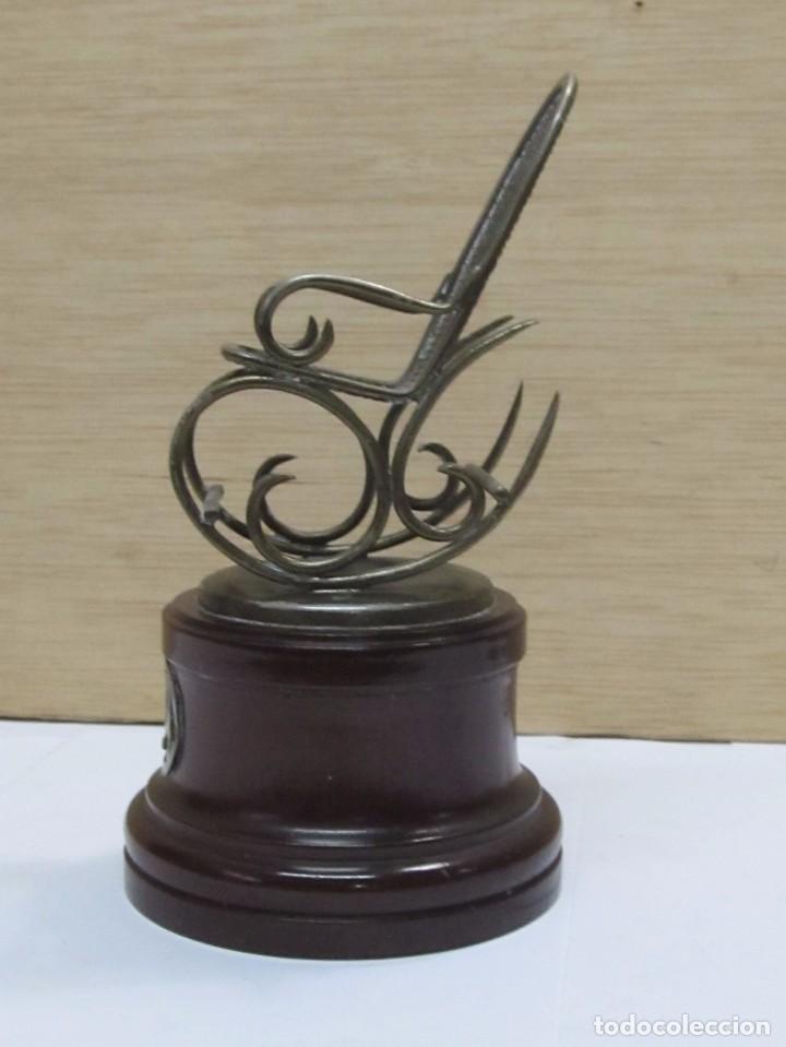 Antig&uuml;edades: FIGURA SILLA ANTIGUA CON PIE DE MADERA - Foto 2