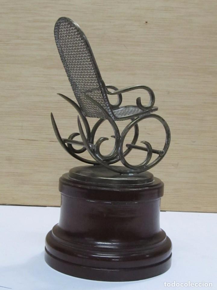 Antig&uuml;edades: FIGURA SILLA ANTIGUA CON PIE DE MADERA - Foto 3