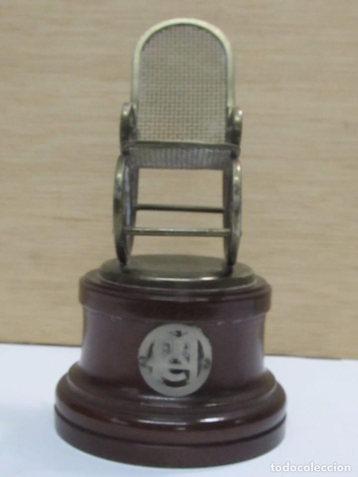 Antig&uuml;edades: FIGURA SILLA ANTIGUA CON PIE DE MADERA - Foto 4