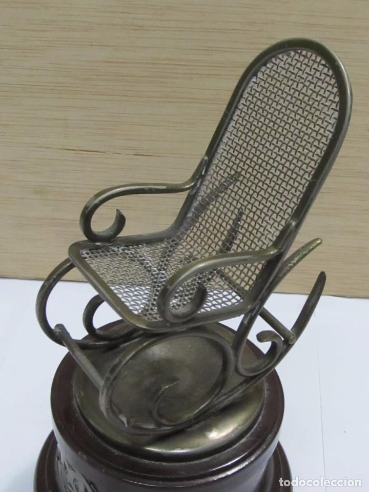 Antig&uuml;edades: FIGURA SILLA ANTIGUA CON PIE DE MADERA - Foto 5