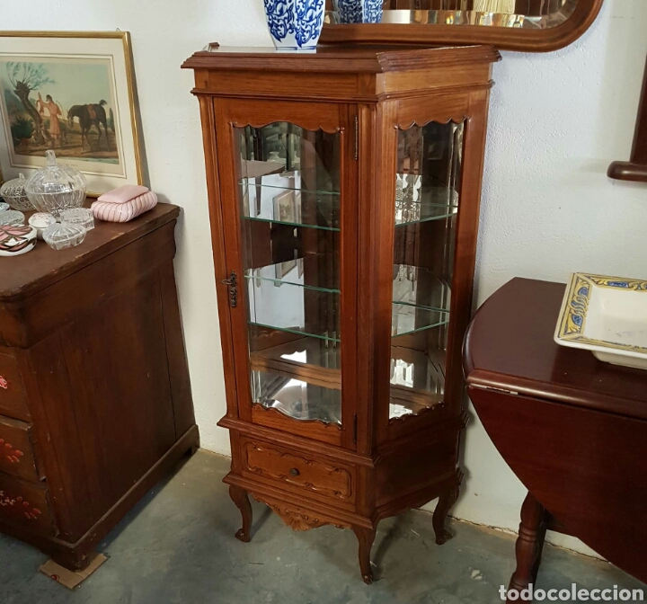 Antig&uuml;edades: vitrina casta&ntilde;o tallada - Foto 1