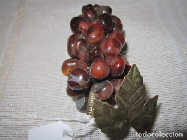 Antig&uuml;edades: Racimo de uvas de piedra, peque&ntilde;o. 8 cms. largo. - Foto 2