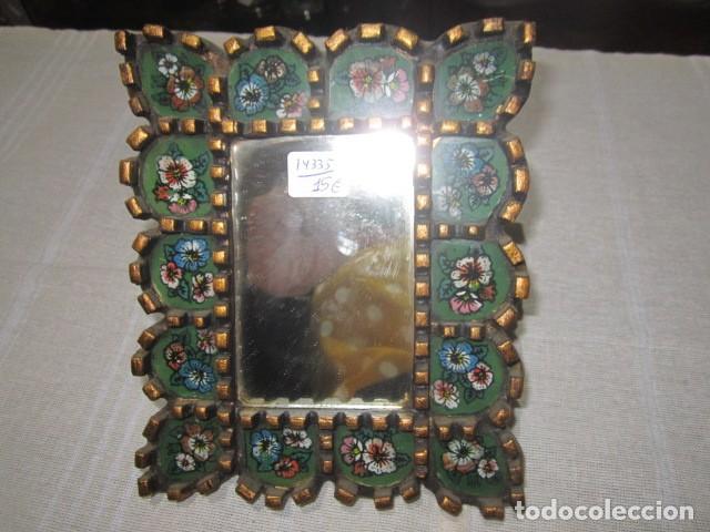 Antiquit&eacute;s: Espejito de pared cuadrado, con marco decorado en flores. 7 x 10 cms. Marco: 14,5 x 18 cms.
