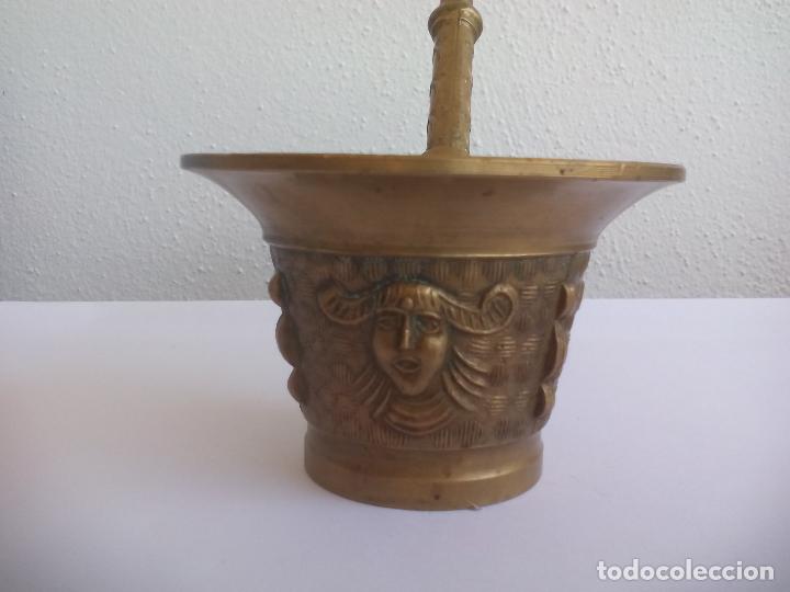 Antig&uuml;edades: ANTIGUO ALMIREZ O MORTERO DE BRONCE O LAT&Oacute;N CON SU MANO.
