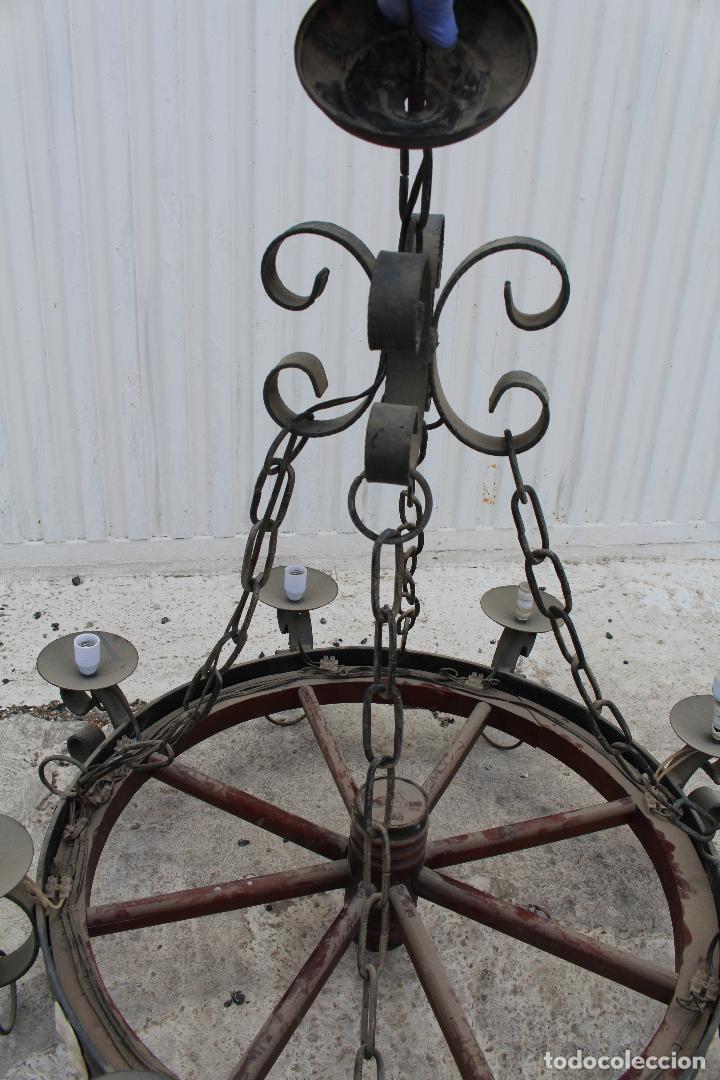 Antig&uuml;edades: lampara rustica con rueda de madera y hierro de forja - Foto 2
